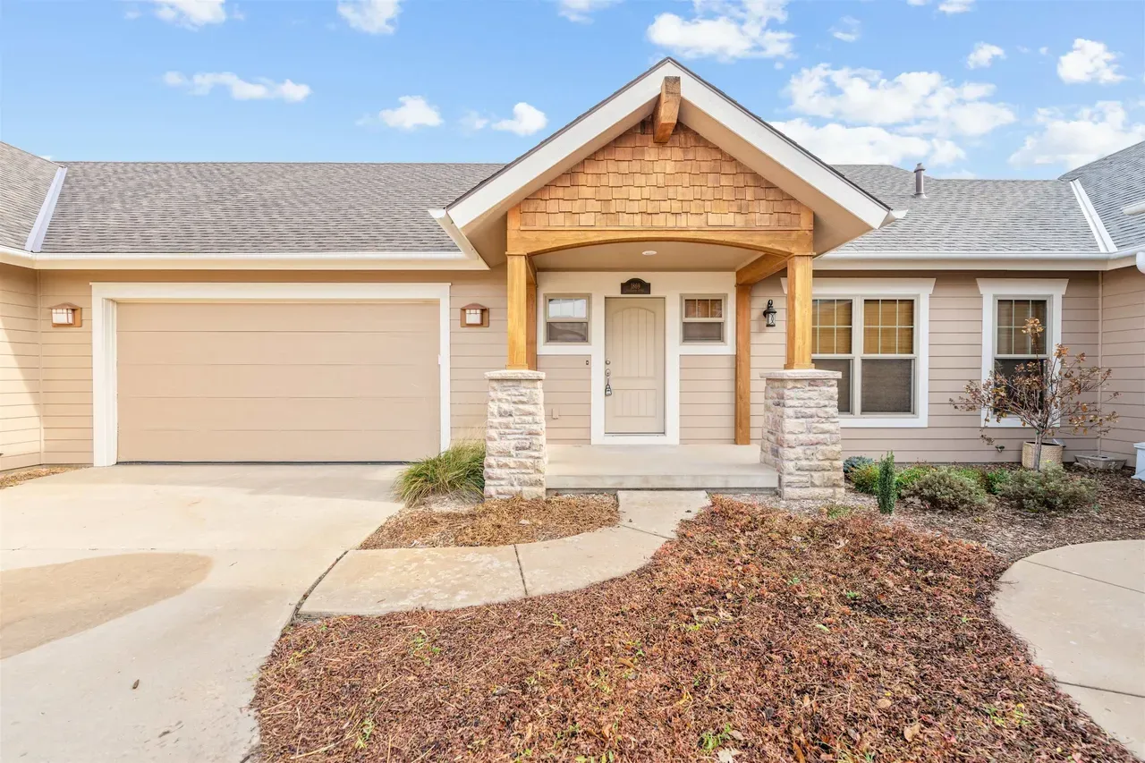 Home of the Day: 1869 Overlook Dr — $276,000