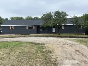 Spacious Renovated Ranch on 2.87 Acres – 5117 E Country Club Rd, Salina